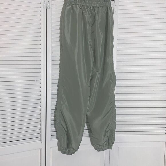 NWOT Miss 8 Olive Green Baggy Windbreaker Pants Women’s size Small  - Picture 7 of 11